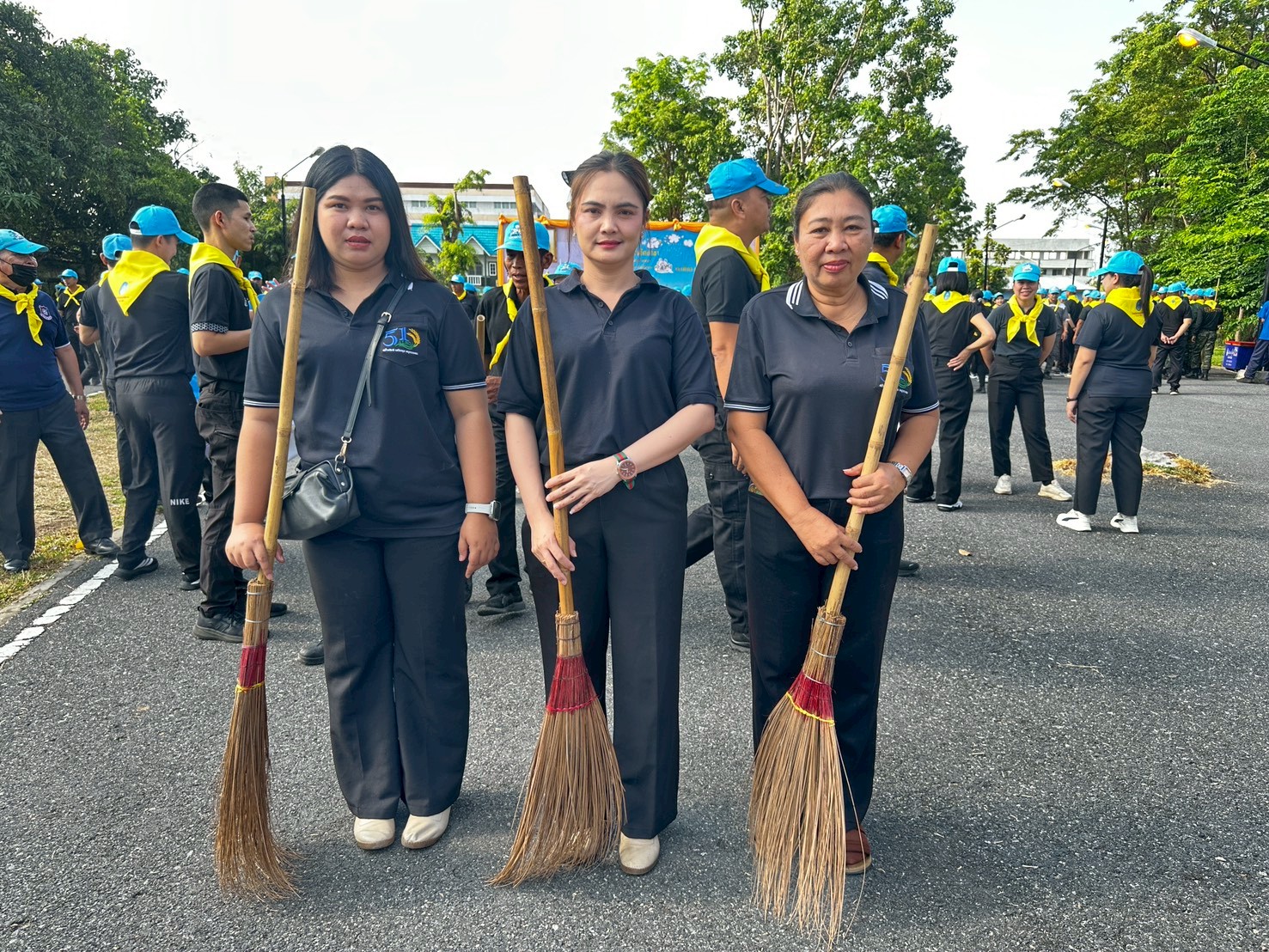 title - วันที่ 1 เมษายน 2569 นายวิทูล ประดิษฐบุญ ปฏิรูปที่ดินจังหวัดปราจีนบุรี มอบหมายให้เจ้าหน้าที่ ส.ป.ก.ปราจีนบุรี เข้าร่วมกิจกรรม จิตอาสาเนื่องในวันที่ระลึกพระบาทสมเด็จพระพุทธยอดฟ้าจุฬาโลกมหาราช และวันที่ระลึกมหาจักรีบรมราชวงศ์ 6 เมษายน 2569